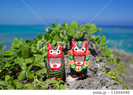 沖縄の海・シーサーと海 11909496