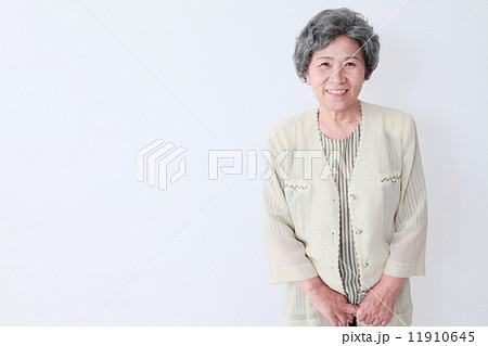シニア女性　イメージ 11910645