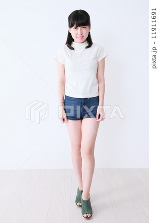 若い女性 ポートレートの写真素材 [11911691] - PIXTA