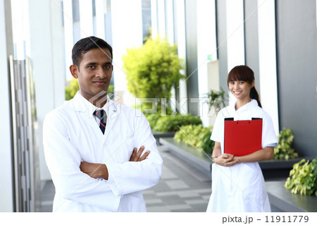 アジア人ドクターとナース 11911779