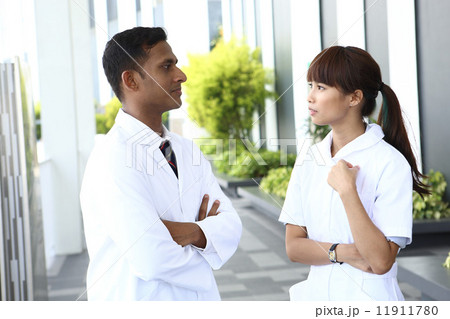 アジア人ドクターとナース アジア人ドクターとナース 11911780