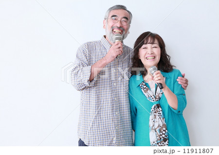 シニア　夫婦　カラオケ 11911807
