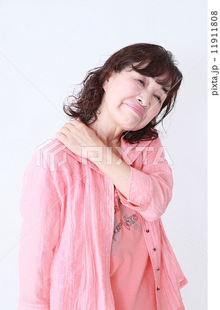 シニア女性　病気イメージ 11911808