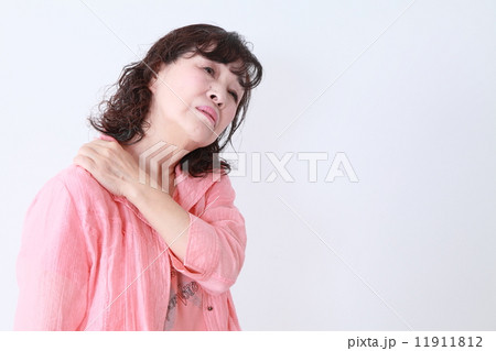 シニア女性　病気イメージ 11911812