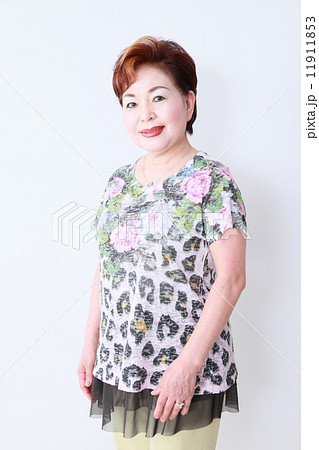 シニア女性　イメージ 11911853