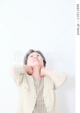 シニア女性　病気イメージ　 11911896