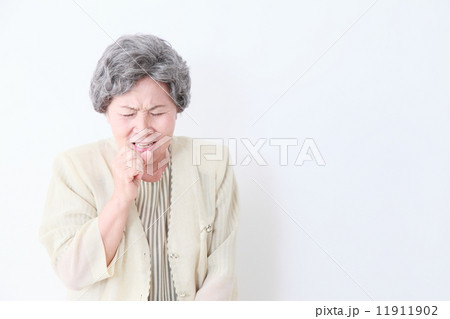 シニア女性　病気イメージ 11911902