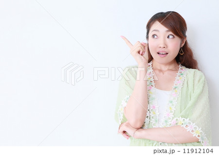 若い女性　汎用イメージ　 11912104