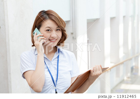 働く女性 電話 手帳 働く女性 電話 手帳 11912465