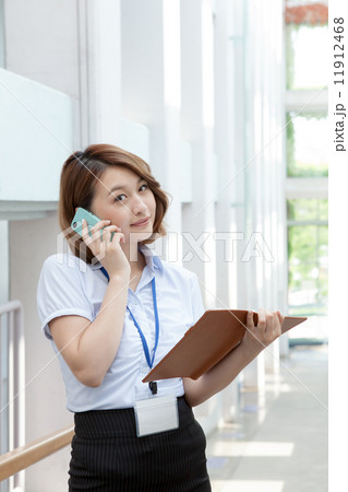 働く女性 電話 手帳 働く女性 電話 手帳 11912468