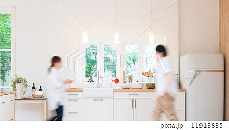 忙しいキッチン 11913835