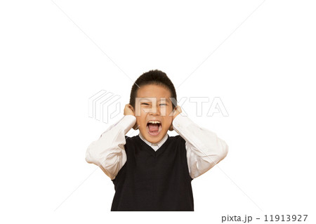 耳を塞ぐ男の子 11913927