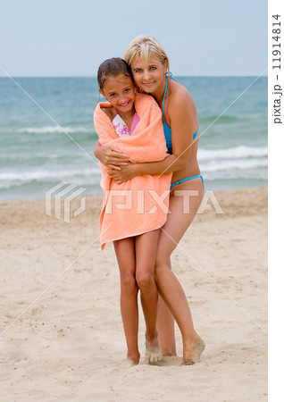 Mum with  daughter on a beach 11914814