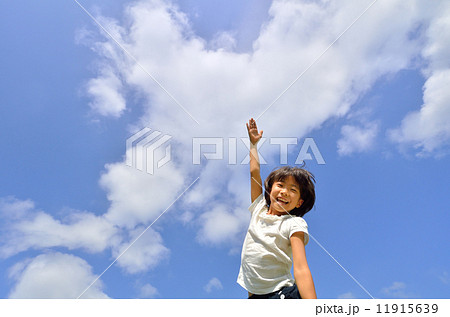 青空で手を挙げる女の子 青空で手を挙げる女の子 11915639