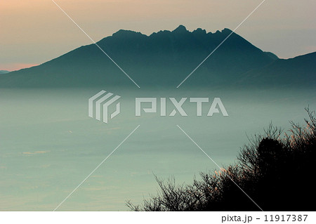 早朝の阿蘇根子岳 早朝の阿蘇根子岳 11917387
