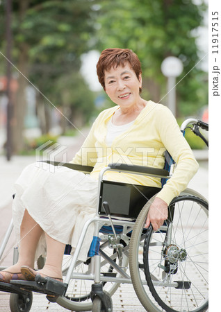 車イスに乗るシニア女性 11917515