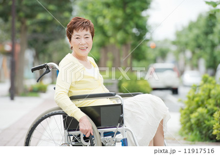車イスに乗るシニア女性 11917516