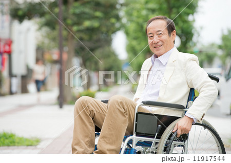 車椅子に乗るシニア男性 11917544