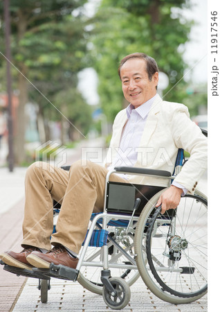 車椅子に乗るシニア男性 11917546