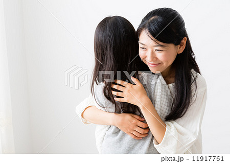 娘を抱きしめる母親の写真素材
