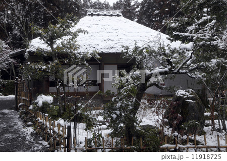 2月冬 雪の落柿舎 京都の冬景色の写真素材 2月冬 雪の落柿舎 京都の冬景色の写真素材