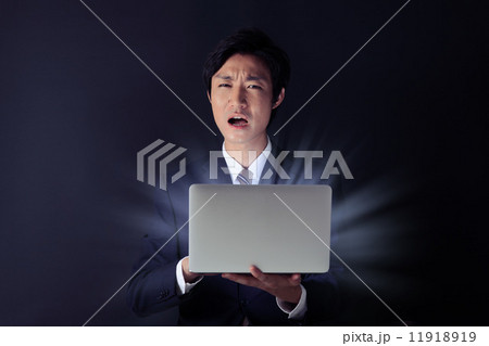 パソコン男性ビジネスシーン 11918919