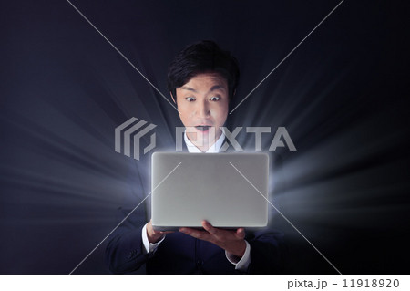 パソコン男性ビジネスシーン パソコン男性ビジネスシーン 11918920