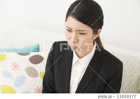 イライラする若い女性 11920177