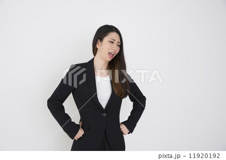 怒った様子の若い女性 11920192