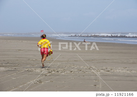 海に向かって走るライフセーバー 11921166