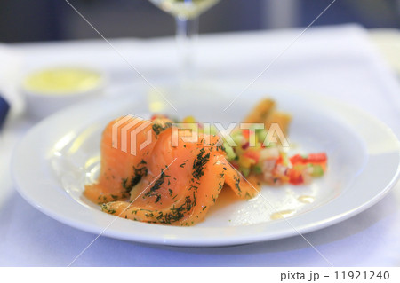 ビジネスクラスの機内食、サーモンの前菜 11921240