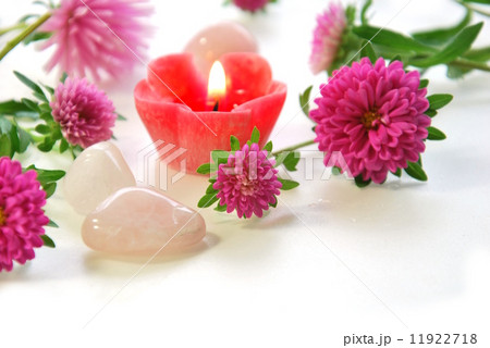 ピンクの花とキャンドル 11922718