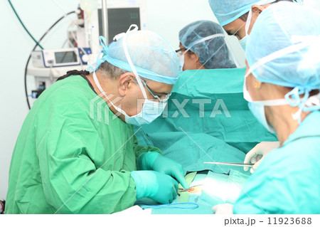 Team of surgeons working 11923688