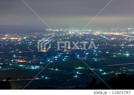 夜明け前の散居村風景 11923787