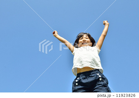 青空でバンザイする女の子 青空でバンザイする女の子 11923826