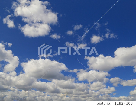 青空と白い雲 11924106