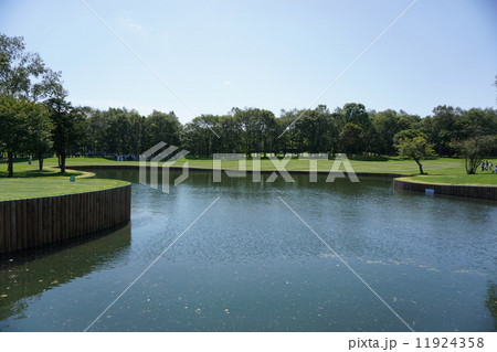 ゴルフ場の池 11924358