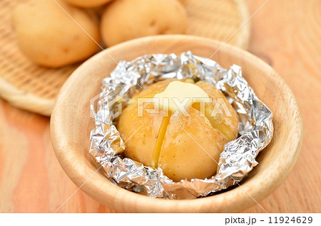 国産（浜松市産三方原産）のジャガイモ（馬鈴薯・男爵）のじゃがバターです。8月に購入。 11924629