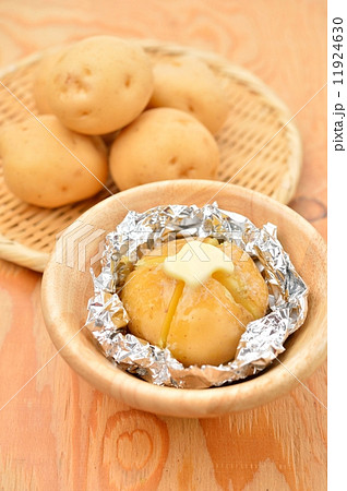 国産（浜松市産三方原産）のジャガイモ（馬鈴薯・男爵）のじゃがバターです。8月に購入。 11924630