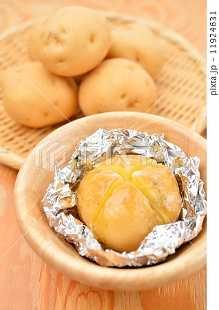 国産（浜松市産三方原産）のジャガイモ（馬鈴薯・男爵）のじゃがバターです。8月に購入。 11924631