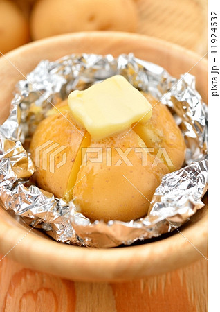 国産(浜松市産三方原産)のジャガイモ(馬鈴薯・男爵)のじゃがバターです。8月に購入。 国産(浜松市産三方原産)のジャガイモ(馬鈴薯・男爵)のじゃがバターです。8月に購入。 11924632