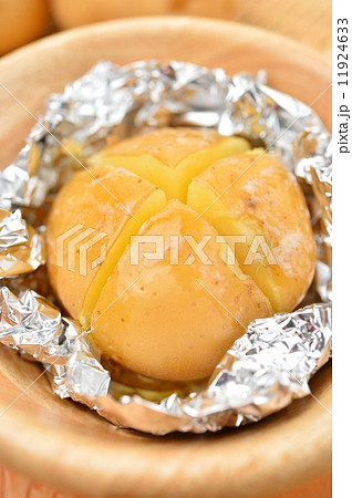 国産(浜松市産三方原産)のジャガイモ(馬鈴薯・男爵)のじゃがバターです。8月に購入。 国産(浜松市産三方原産)のジャガイモ(馬鈴薯・男爵)のじゃがバターです。8月に購入。 11924633