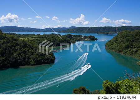 沖縄の海・ワルミ大橋からの眺め 沖縄の海・ワルミ大橋からの眺め 11924644