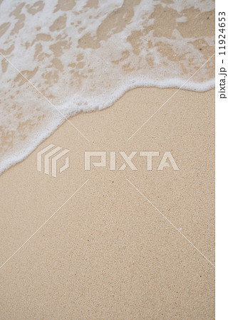 沖縄の海・砂浜の波 11924653