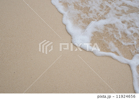 沖縄の海・砂浜の波 11924656