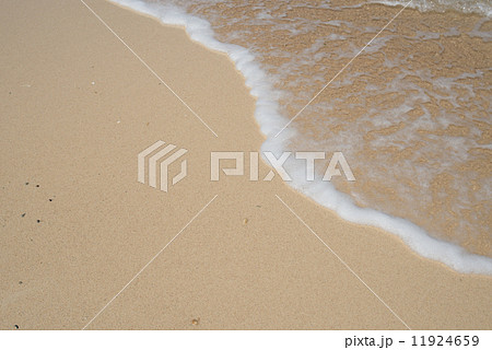 沖縄の海・砂浜の波 11924659