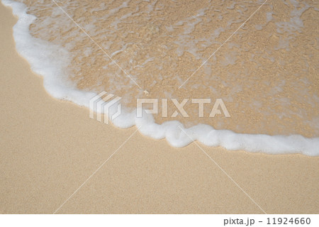 沖縄の海・砂浜の波 11924660