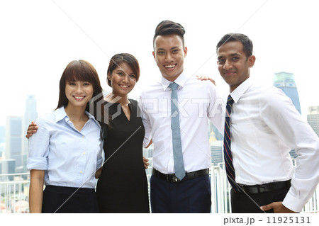 4人のアジア人ビジネスマン 11925131
