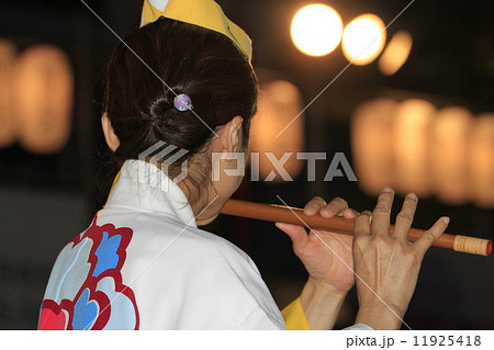 阿波踊りで横笛をふく女性の写真素材 [11925418] - PIXTA