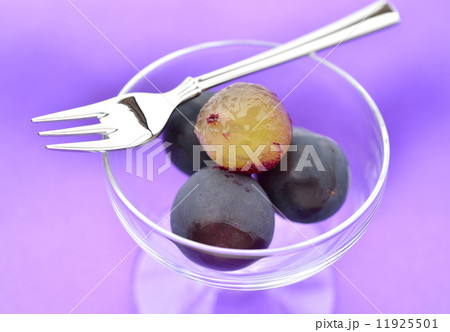 国産 浜松市産のピオーネ（葡萄）です。ピオーネは巨峰にマスカットを掛け交ぜたぶどうのようです。浜松産の旬は初夏のぶどうです。 11925501